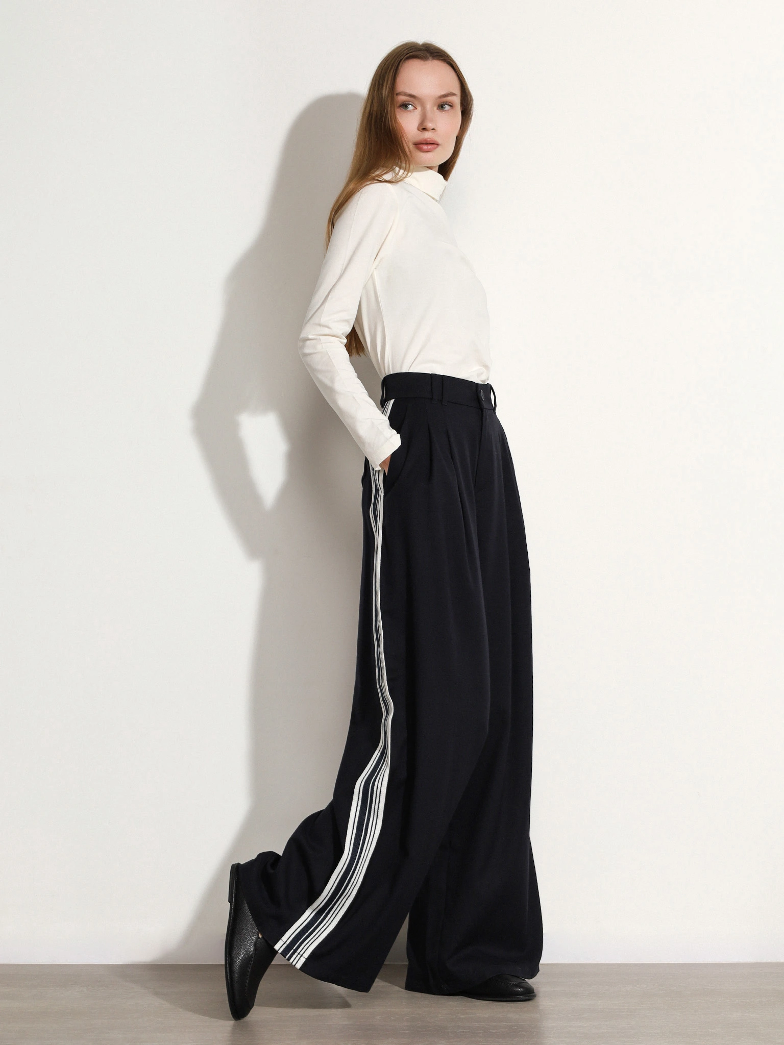 Брюки-палаццо темно-синего цвета с лампасами